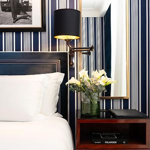 Klassieke Kamer met Rolstoeltoegankelijkheid met een King Size Bed